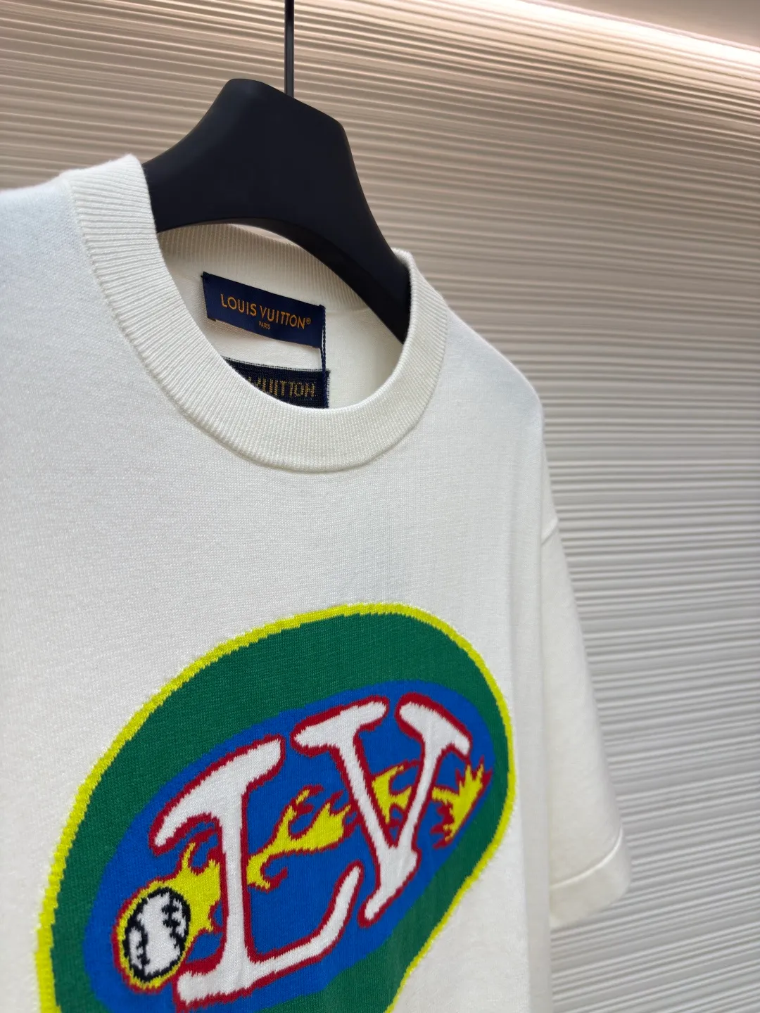 LOUIS VUITTON football flame knitted short sleeves ●Authentic product: purchased and developed at 7850 ●Item number: 1680184-A55 ●Fabric: knitted fabric ●Technology: intarsia production ●Version: fitted version ●Weight: about 350 grams ●Size: The soft cotton fabric is dipped in bright colors, and the flip-effect mulberry silk label is embellished on the back. The combination of rich and diverse patterns and bright colors not only adds to the coolness of the whole piece, but also has some lazy retro flavor. The knitted fabric has good breathability and is super comfortable to wear. The overall workmanship is very complicated, and the embroidery is added with heat-capacitive glue. It needs hot glue to ensure quality. The checkerboard pattern needs to be positioned correctly. Therefore, the speed is relatively slow, and every process of the entire garment is slow and time-consuming.